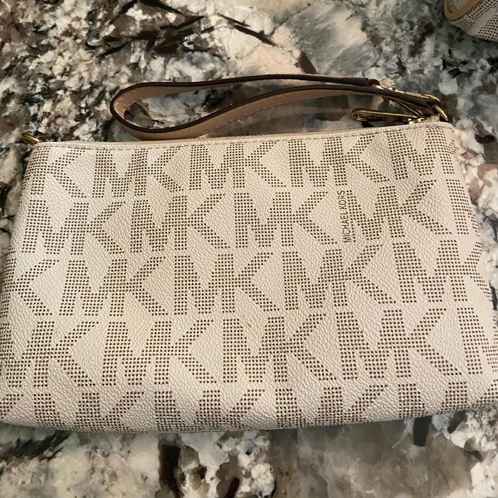 Michael Kors Wristlet - Picture 2 of 6
